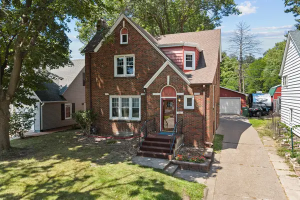 806 N 4th Street, Clinton, IA 52732