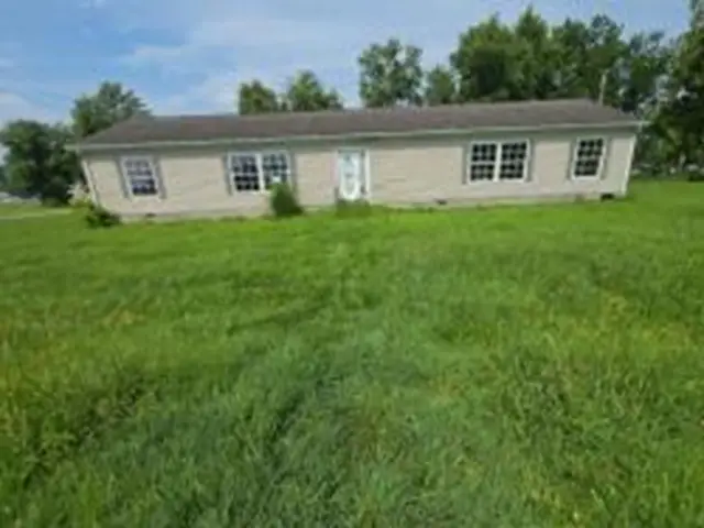 203 N Monroe Street, Parkersburg, IL 62452 - #2
