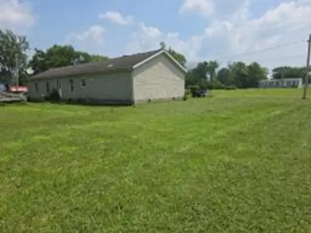 203 N Monroe Street, Parkersburg, IL 62452 - #3