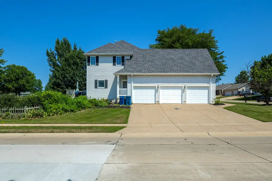 1209 Iowa Drive, Le Claire, IA 52753 - #2
