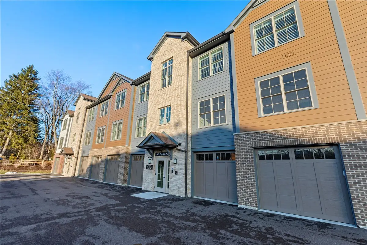 319 S Glendale Avenue #303, Barrington, IL 60010 - #1