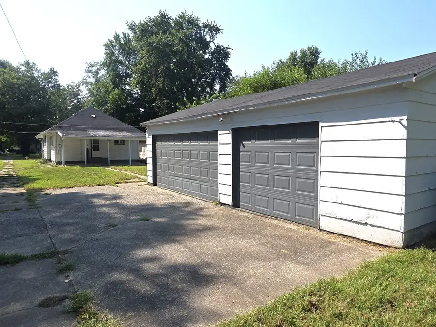 639 S Pine Street, Centralia, IL 62801 - #3
