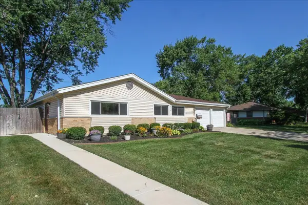 130 Westview Street, Hoffman Estates, IL 60169