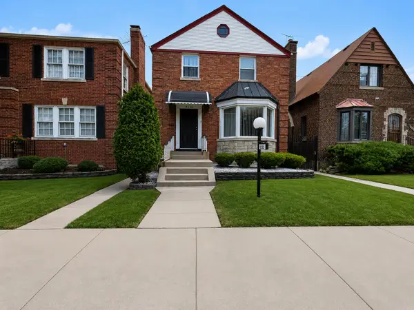 8228 S Paxton Avenue, Chicago, IL 60617