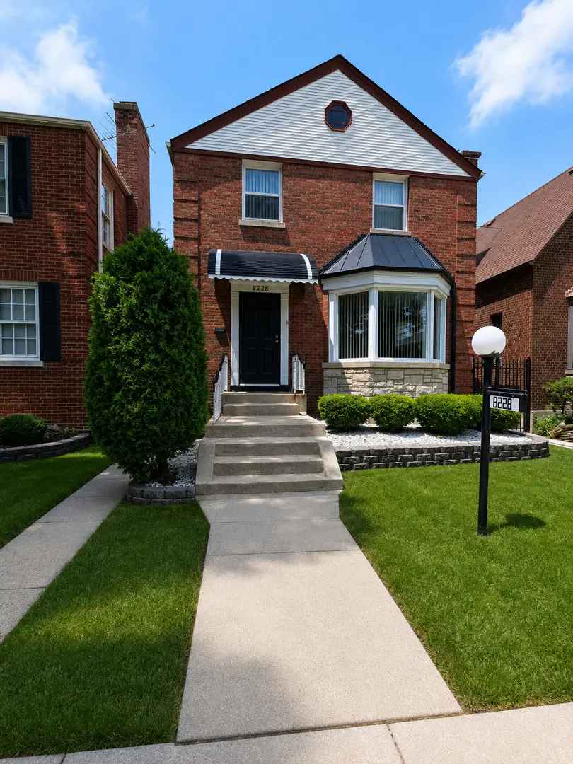 8228 S Paxton Avenue, Chicago, IL 60617 - #2