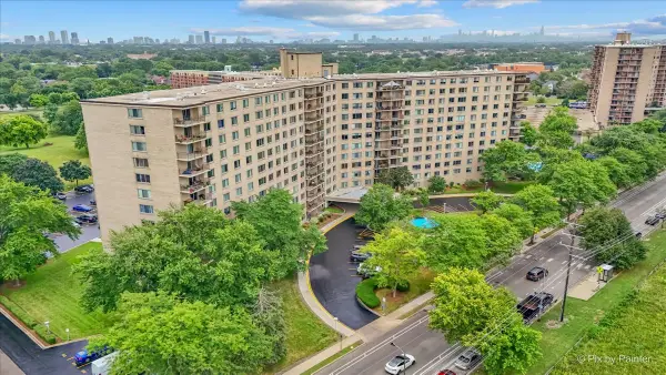 6933 N Kedzie Avenue #405, Chicago, IL 60645
