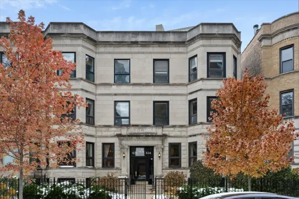636 W Grace Street #1W, Chicago, IL 60613
