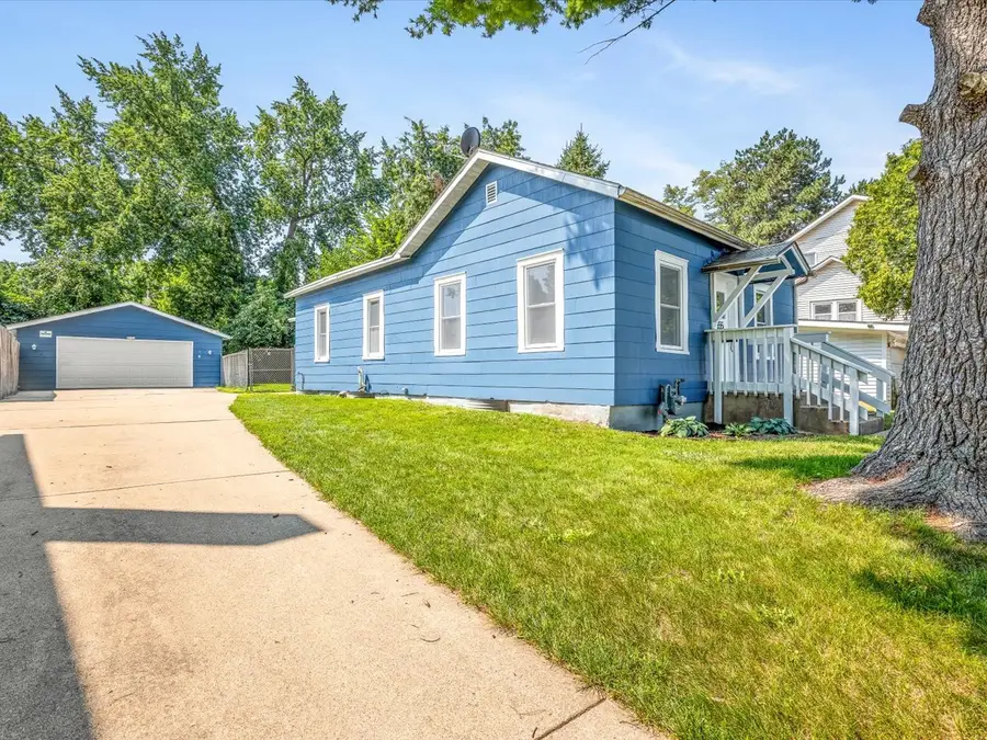 655 W Clark Street, Freeport, IL 61032 - #2