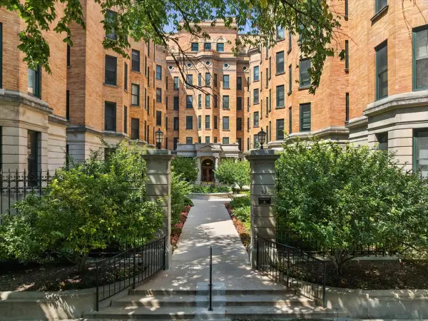 550 W Surf Street #104, Chicago, IL 60657