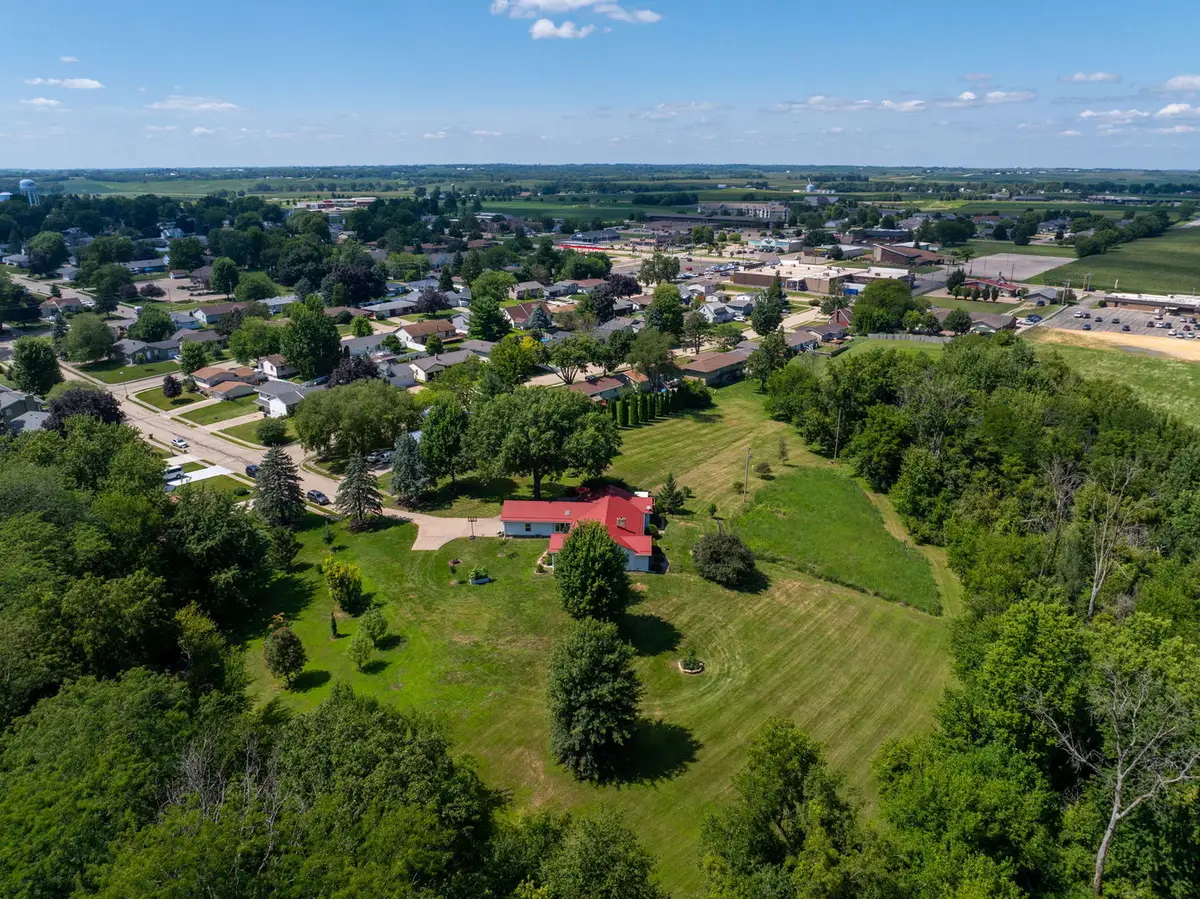 930 11th Avenue N, Clinton, IA 52732 - #1