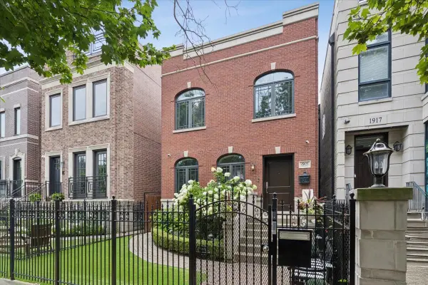 1915 W Wolfram Street, Chicago, IL 60657