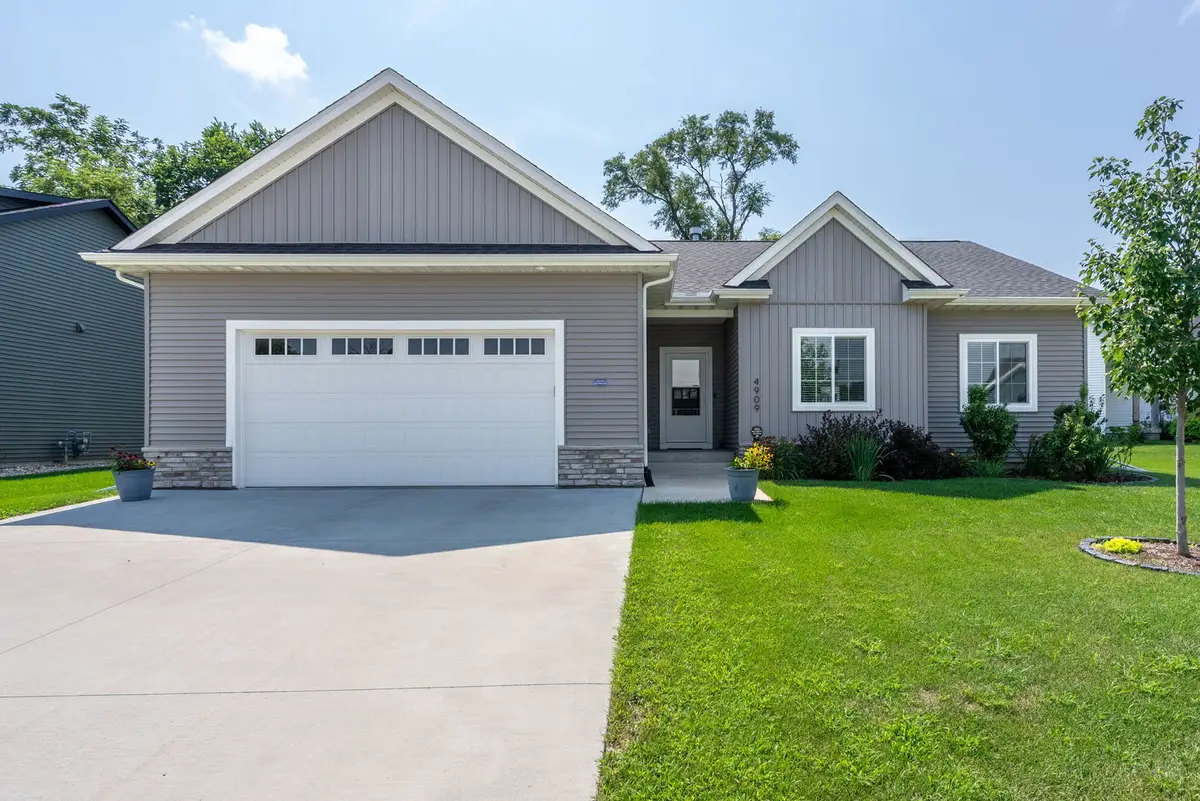 4909 Willow Circle, Davenport, IA 52806 - #1
