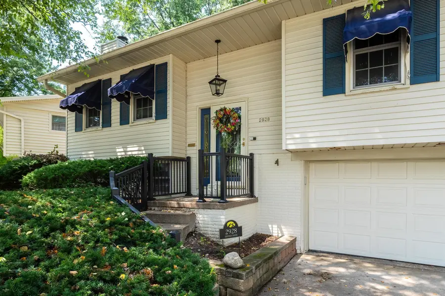 2928 Oxford Drive, Bettendorf, IA 52722 - #3