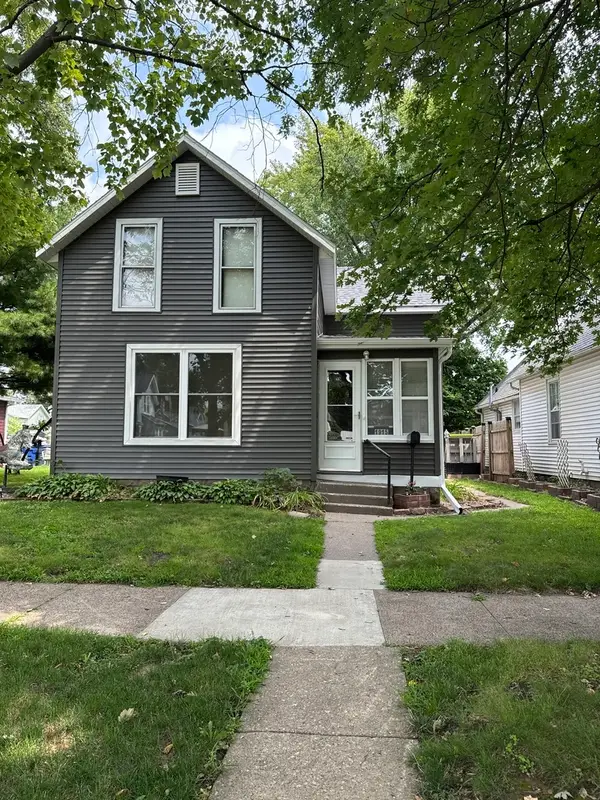1915 Pershing Boulevard, Clinton, IA 52732