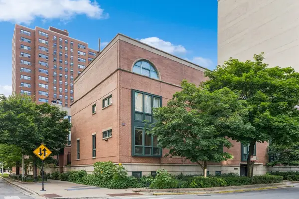 2910 N Commonwealth Avenue #3, Chicago, IL 60657