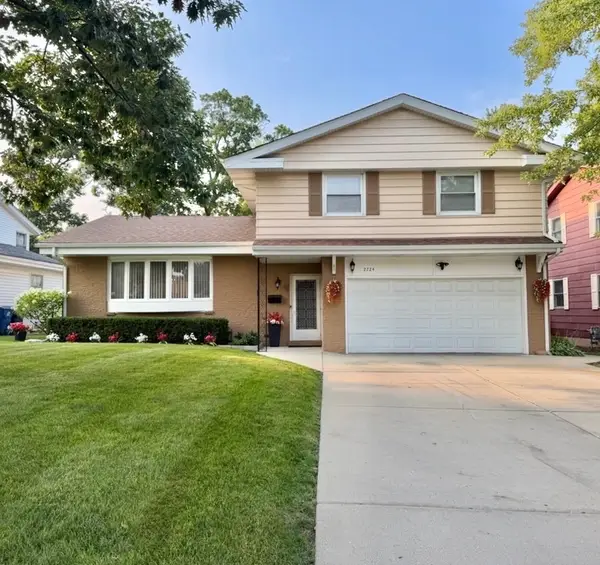 2724 Hyde Park Avenue, Waukegan, IL 60085
