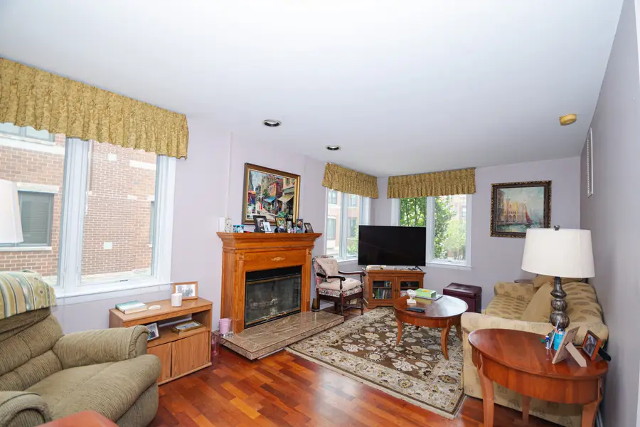 2723 N Bosworth Avenue, Chicago, IL 60614 - #3