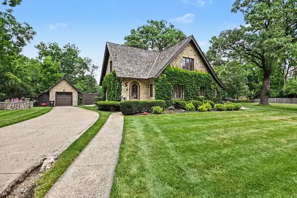 1 Kellogg Lane, Crystal Lake, IL 60014