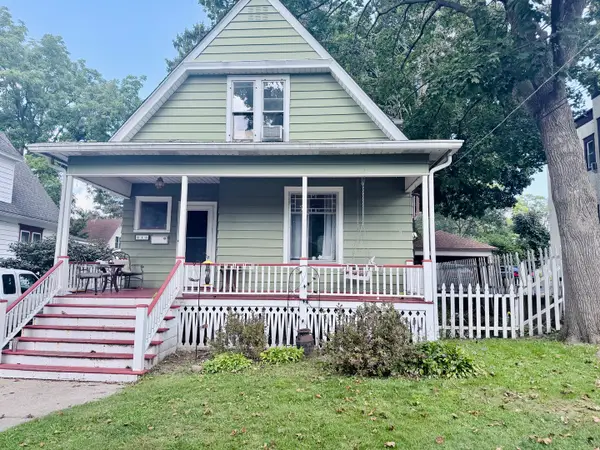 213 Grove Street, Woodstock, IL 60098