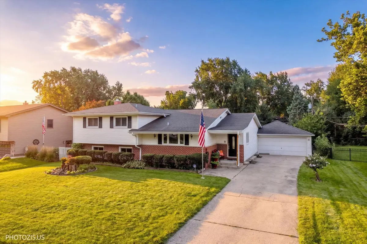 831 Sunnyside Road, Roselle, IL 60172 - #1