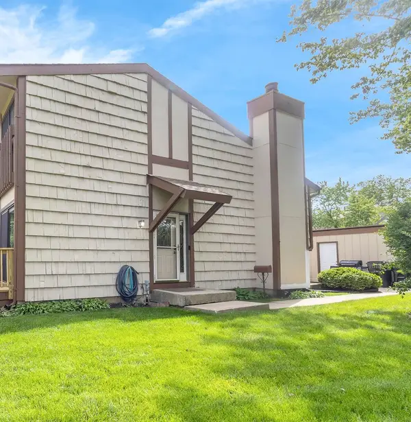 563 N Woodfield Trail, Roselle, IL 60172