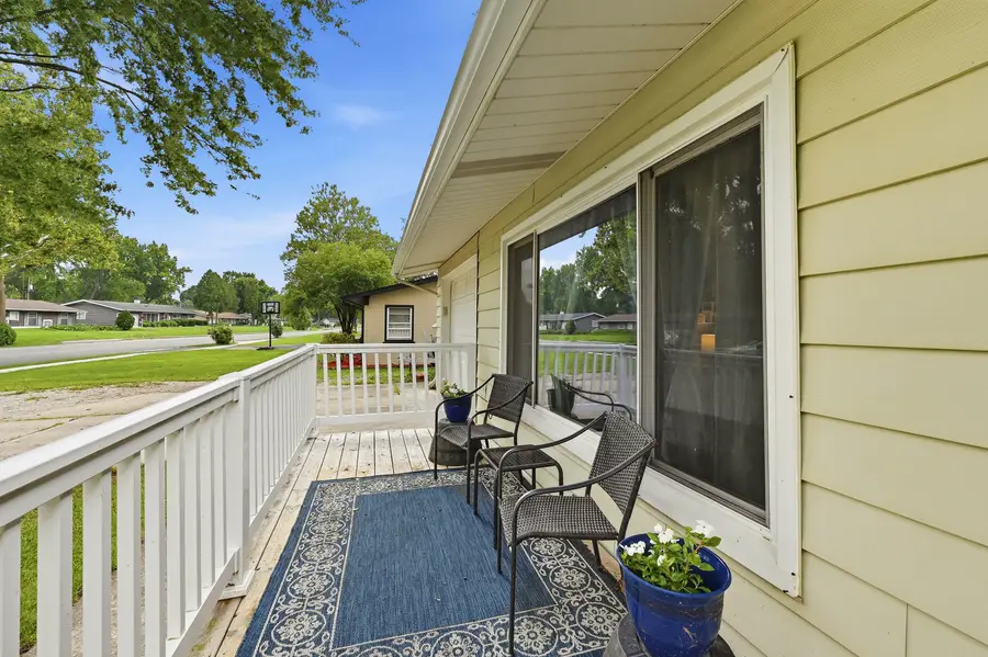 16 Greenbriar Drive, Montgomery, IL 60538 - #2