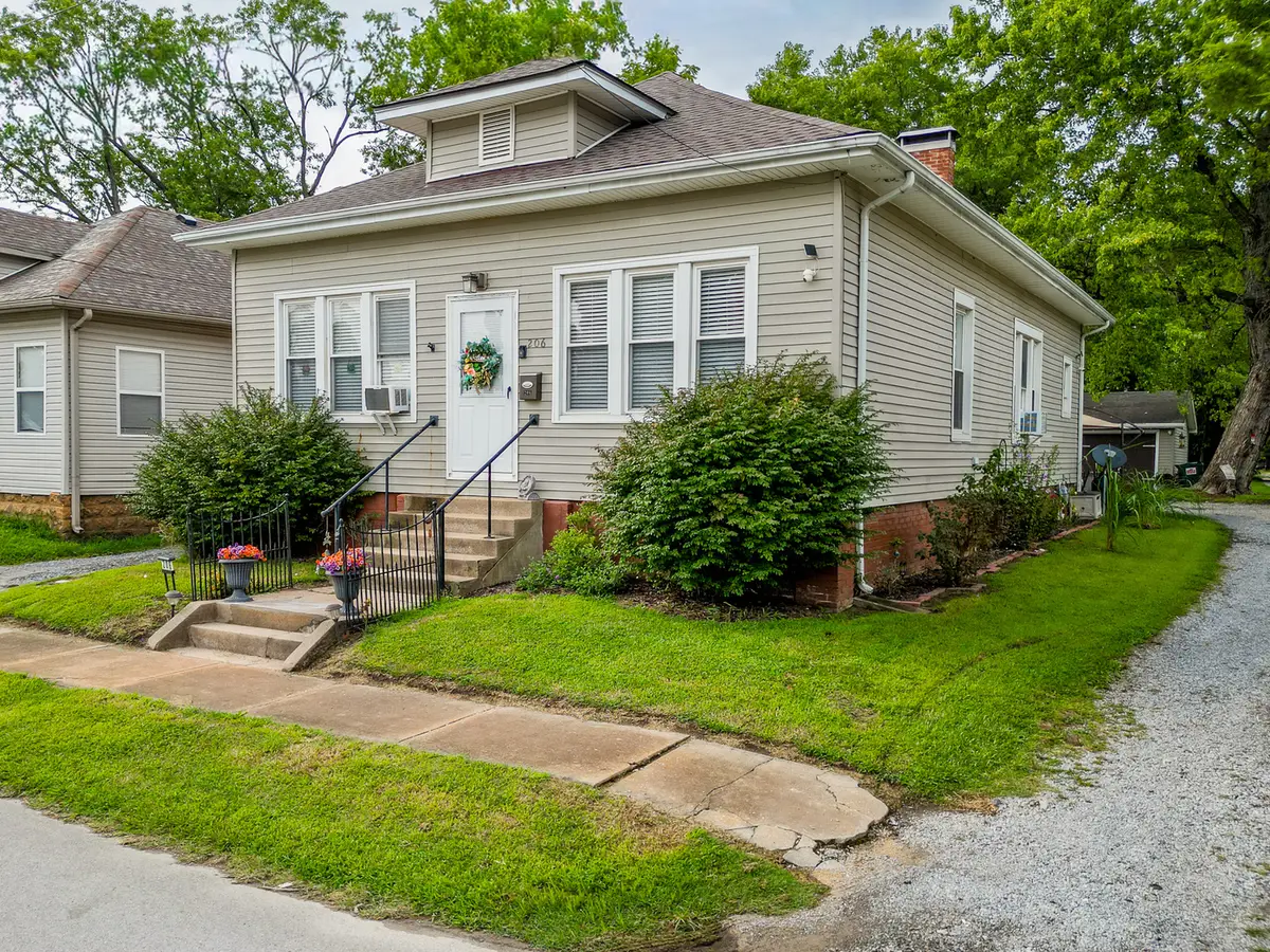 206 W White Street, Marion, IL 62959 - #1