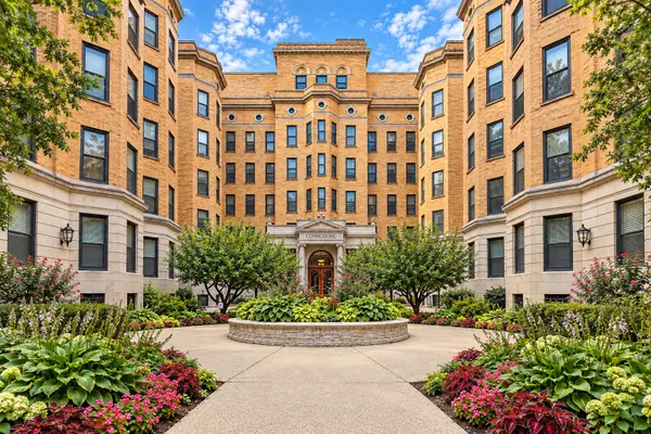 550 W Surf Street #117, Chicago, IL 60657