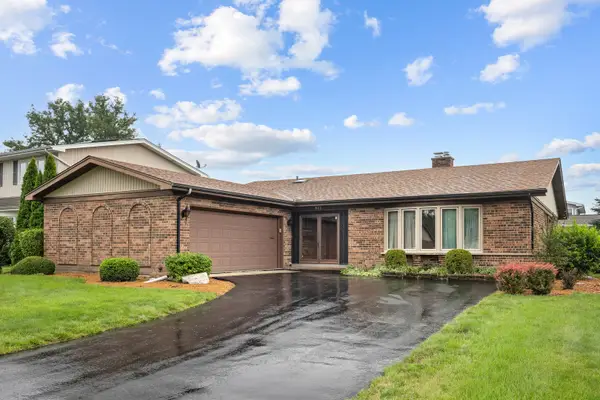 911 W Willow Lane, Mount Prospect, IL 60056