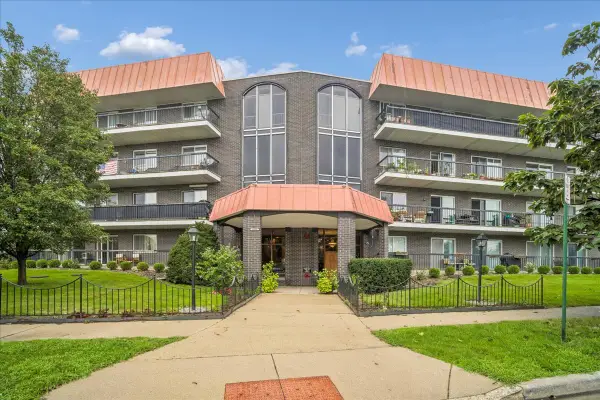 4840 Foster Street #103, Skokie, IL 60077