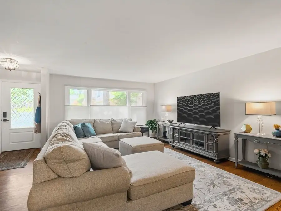 19w082 Avenue Barbizon, Oak Brook, IL 60523 - #2