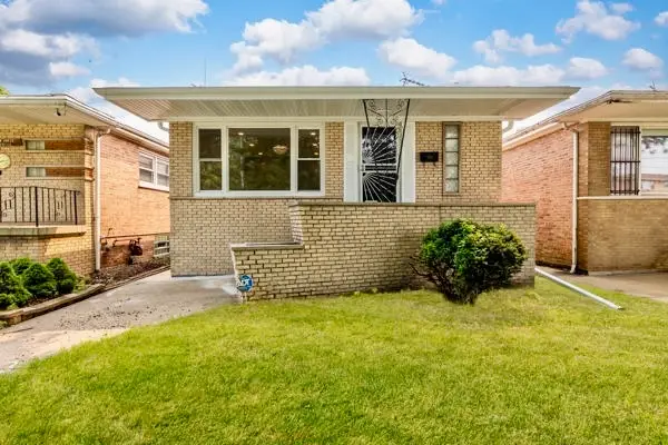 8151 S Commercial Avenue, Chicago, IL 60617