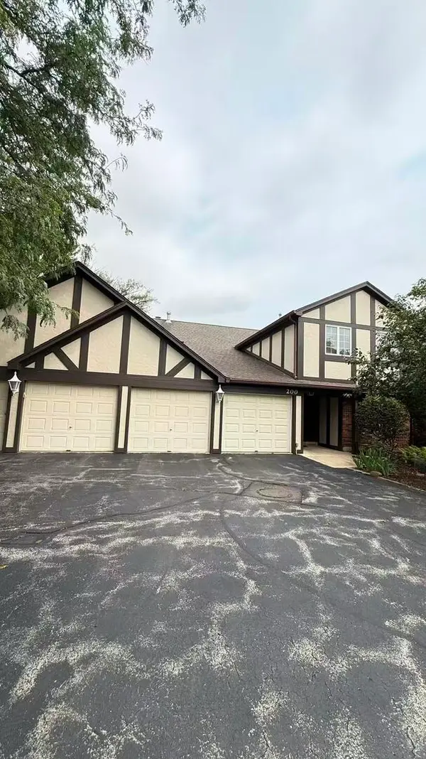 200 Brookside Lane #D, Willowbrook, IL 60527