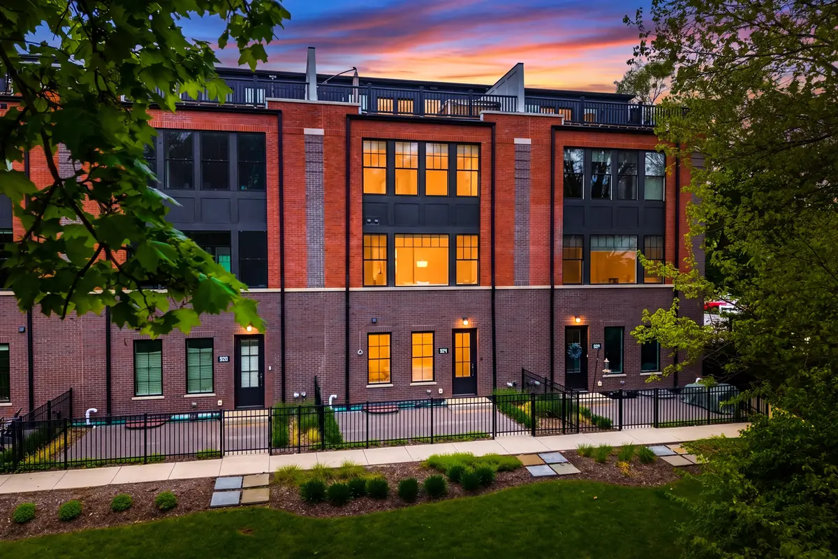 924 E Chicago Avenue, Naperville, IL 60540 - #1