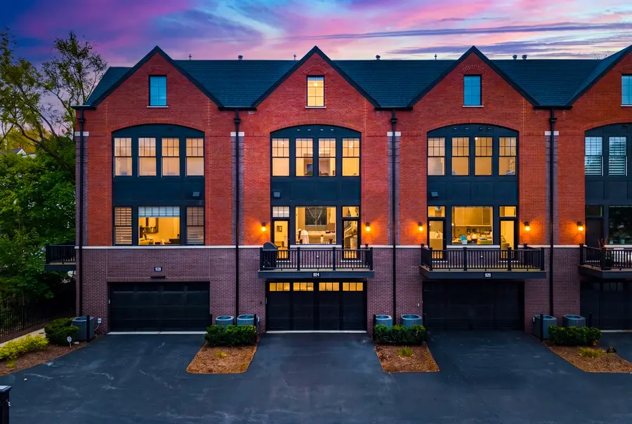 924 E Chicago Avenue, Naperville, IL 60540 - #2