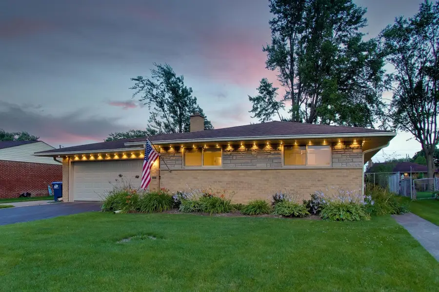 301 Lance Drive, Des Plaines, IL 60016 - #2