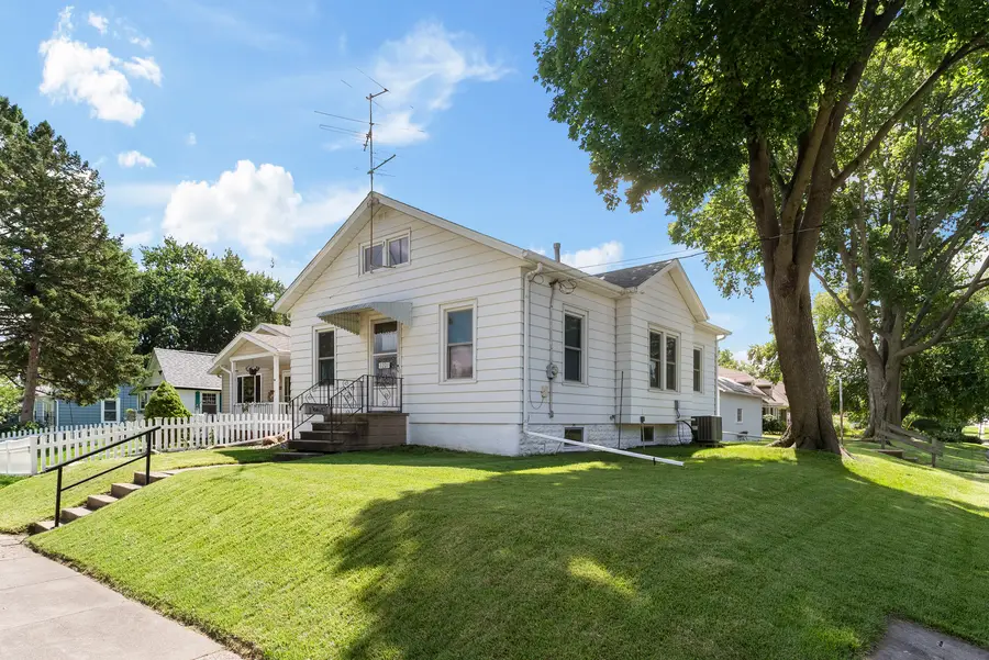 1201 E Central Park Avenue, Davenport, IA 50803 - #2