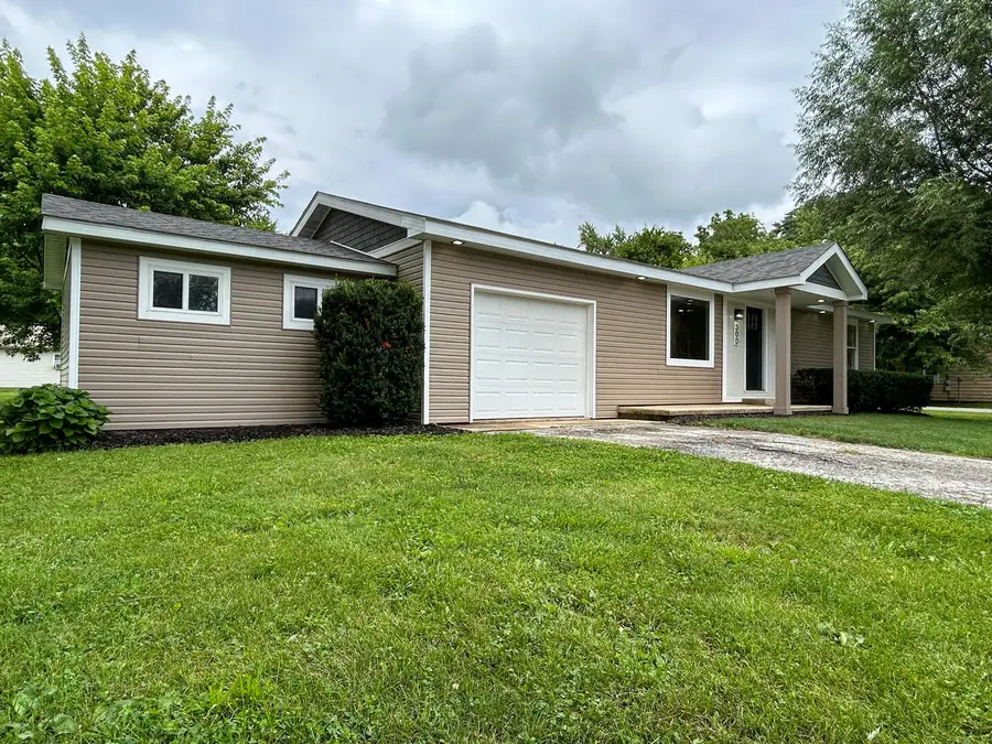 300 W Alabama Avenue, Casey, IL 62420 - #2