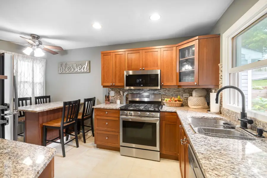 9 Grant Avenue, Lake In The Hills, IL 60156 - #3