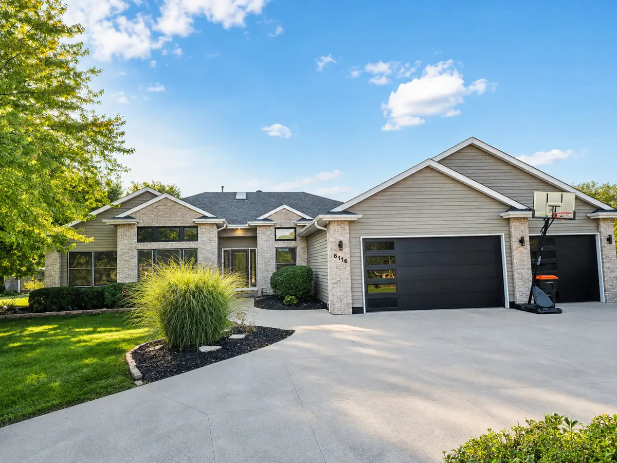 6116 Lakeshore Circle, Davenport, IA 52807 - #1