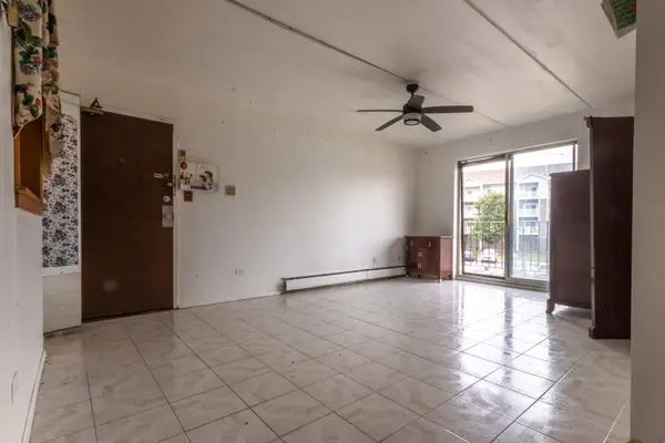 212 Shorewood Drive #1B, Glendale Heights, IL 60139
