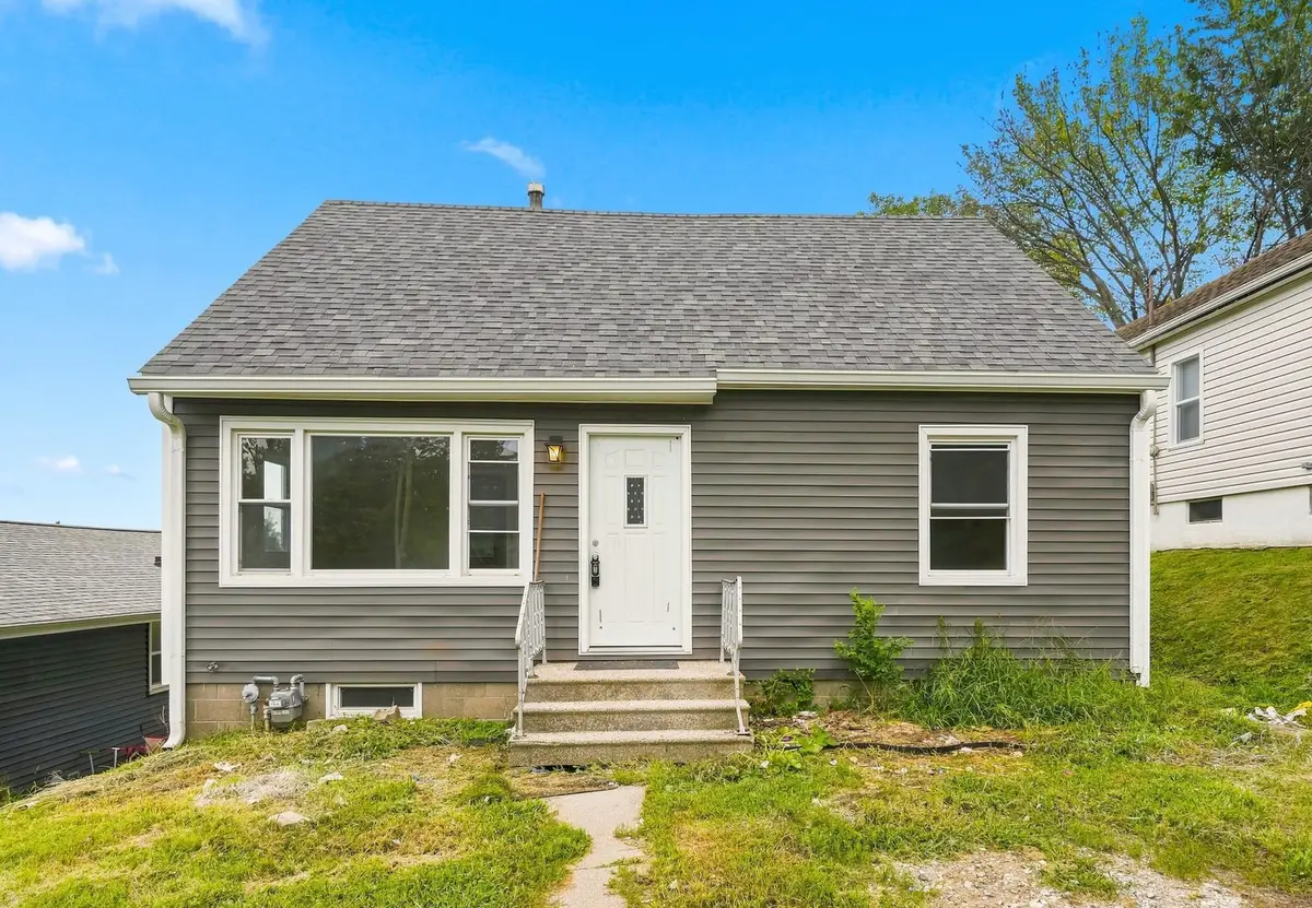 135 4th Street, Silvis, IL 61282 - #1