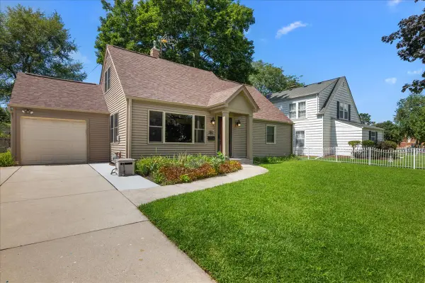 207 S Randall Road, Aurora, IL 60506