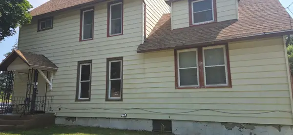 905 S 5th Street, Clinton, IA 52732