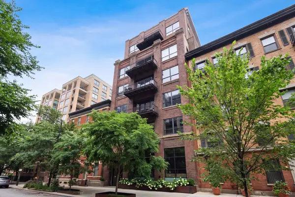 152 W Huron Street #4, Chicago, IL 60654