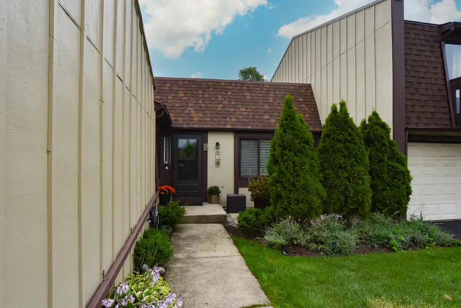 8 Westwood Drive, Indian Head Park, IL 60525 - #2