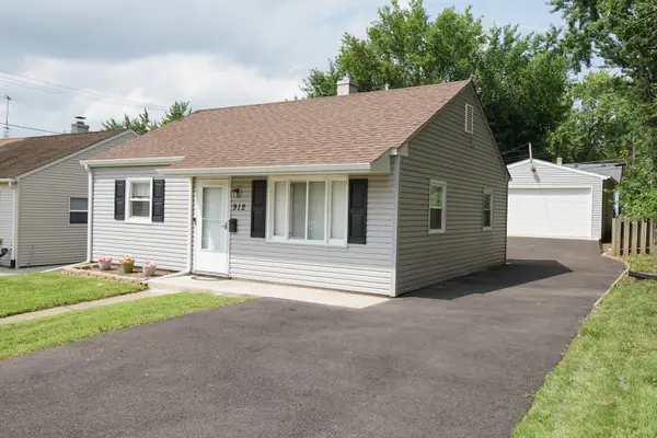 912 Harriet Avenue, Aurora, IL 60505