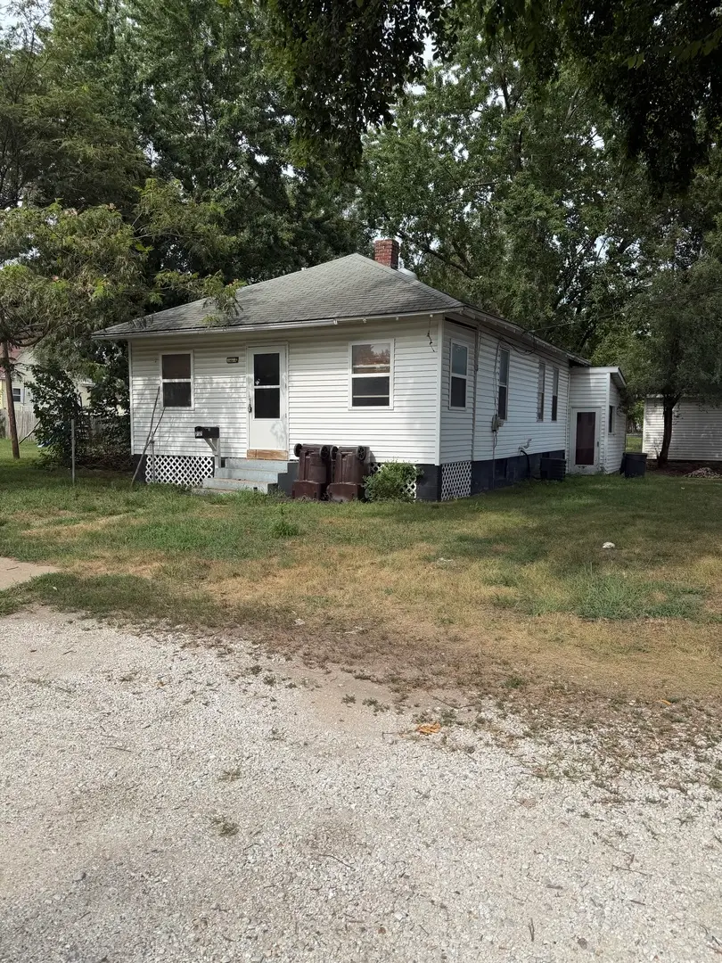 717 Railroad Street, Beardstown, IL 62618 - #1