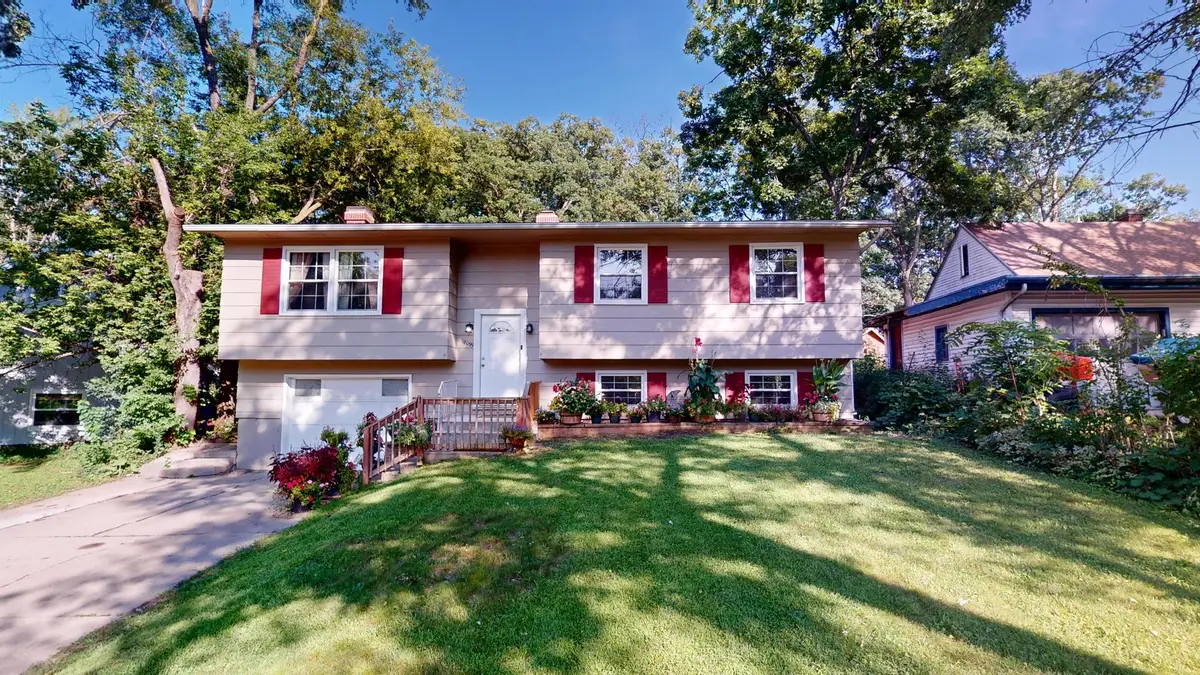 18099 W Valley Drive, Grayslake, IL 60030 - #1