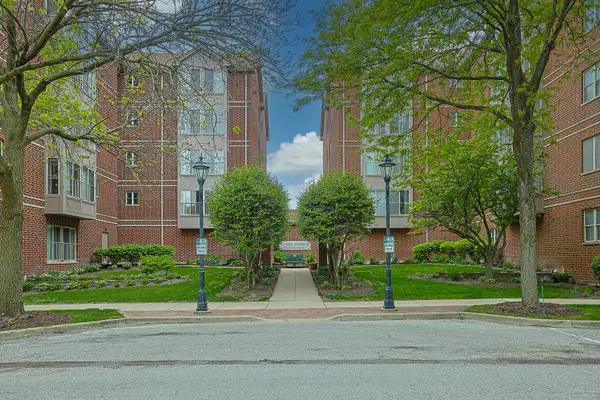 27 E Hattendorf Avenue #213, Roselle, IL 60172